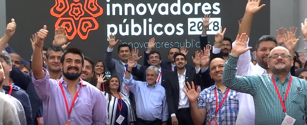 Participantes de Innovadores Públicos 2018 junto al Presidente Sebastián Piñera